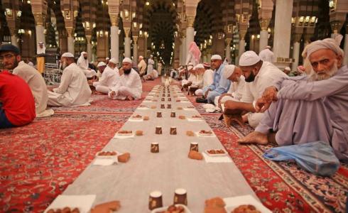 إفطار الصائمين خلال شهر رمضان في المسجد النبوي