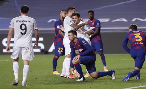 فيليب كوتينيو خلال تسجيل هدف في مرمى برشلونة