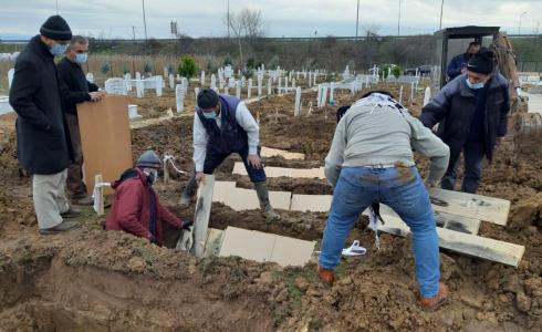 جانب من دفن جثامين 8 فلسطينيين غرق قاربهم في اليونان