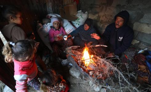 معاناة الفلسطينيين في مخيم النهر البارد جنوب قطاع غزة بالأجواء الباردة