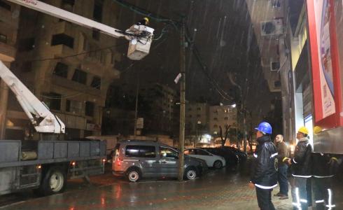 من عمل طواقم شركة الكهرباء خلال المنخفض الجوي بغزة