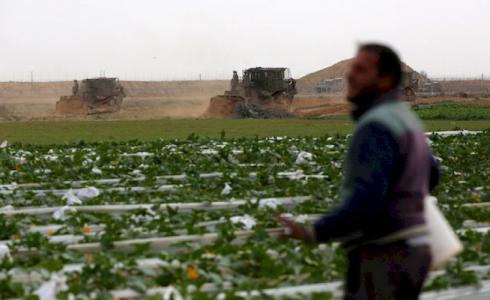 مزارعو غزة أمام جرافات الاحتلال الإسرائيلي