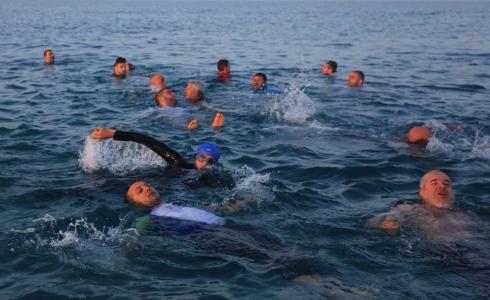 كبار السن في غزة يمارسون السباحة