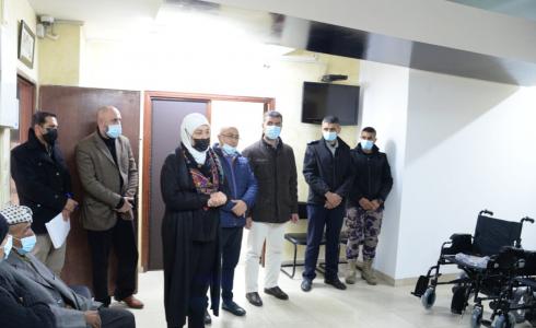 غنام تسلم كراسٍ كهربائية وأدوات مساعدة لأشخاص من ذوي الهمم بدعم من الفلسطينية للمحركات