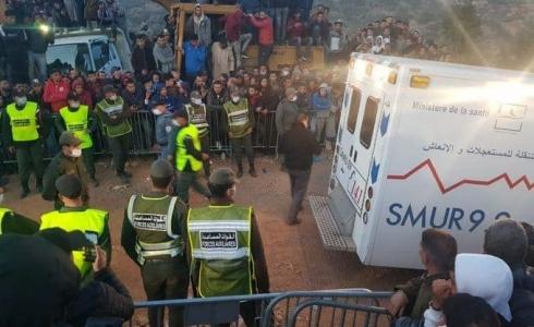 وصول سيارة إسعاف إلى مدخل النفق تقل طاقماً طبياً، مع استمرار أعمال الحفر اليدوي لانقاذ الطفل ريان