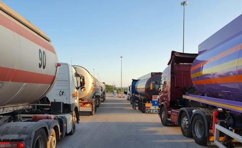 شاحنات محملة بالغاز والوقود على معبر كرم أبو سالم - أرشيف