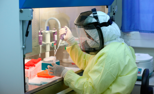 فحص عينات كورونا في فلسطين