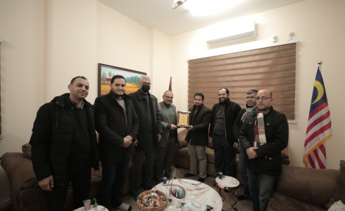 وفد من وزارة الأشغال في غزة يزور مؤسسة أحباء ماليزيا