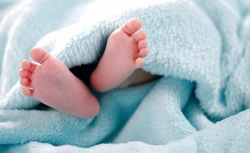 العثور على رضيع داخل كيس ملابس بأحد شوارع بيت لحم