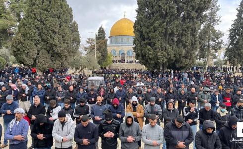 عشرات الآلاف يؤدون صلاة الجمعة في المسجد الأقصى