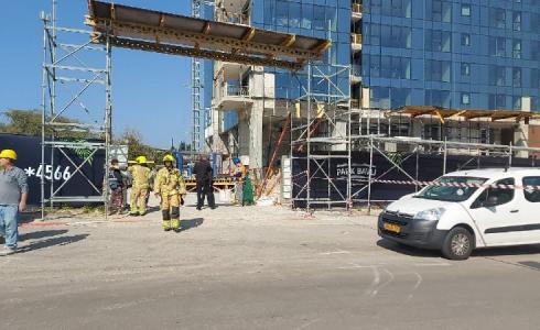 وفاة عاملين فلسطينيين سقطا من علو شاهق في ورشة بناء بتل أبيب