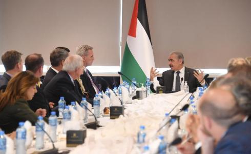 محمد اشتية خلال لقائه وفدا من الكونغرس الأميركي