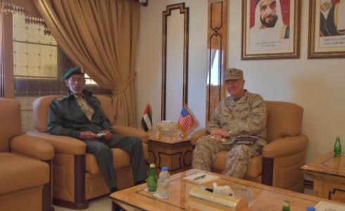 قائد القيادة المركزية الأمريكية الفريق أول كينيث ماكنزي مع رئيس أركان القوات المسلحة الإماراتية الفريق الركن حمد محمد ثاني الرميثي