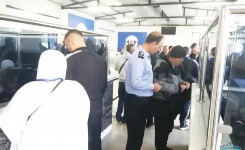 معتمرون فلسطينيون في معبر الكرامة