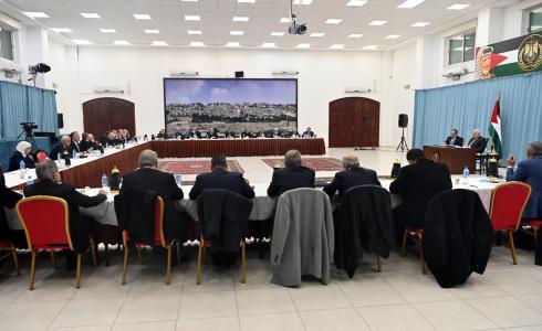 الرئيس محمود عباس خلال ترؤسه اجتماعا للقيادة الفلسطينية (وفا)