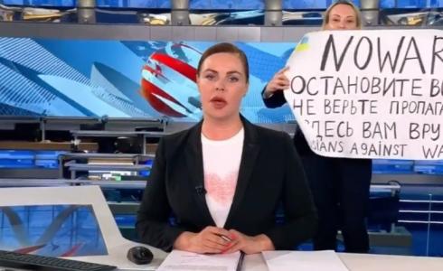 الصحفية الروسية مارينا أوفسيانيكوفا وهي تقاطع النشرة الإخبارية