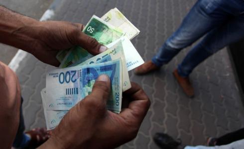 توزيع مساعدات نقدية في قطاع غزة