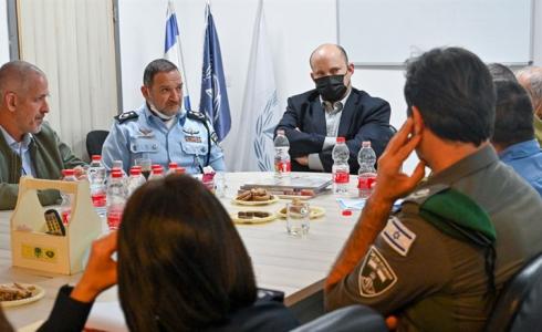 رئيس الوزراء الاسرائيلي نفتالي بينت يجري نقاش أمني مع مسؤولين كبار اسرائيليين