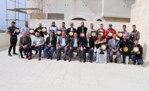 صورة تكريم أبطال بطولة فلسطين لمصارعة الذراعين