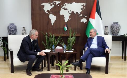 رئيس الوزراء محمد اشتية خلال لقائه القنصل السويدي العام يوليوس ليليستروم