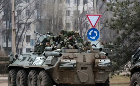 مدرعة روسية وعلى متنها جنود من الجيش الأوكراني