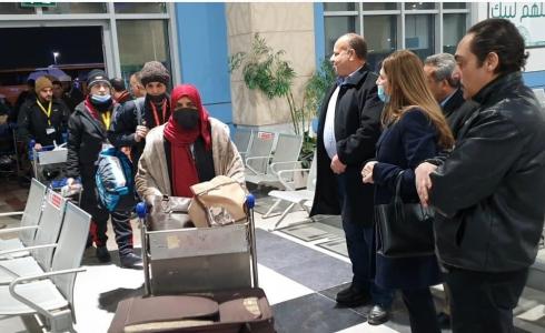 القنصل الفلسطيني تستقبل معتمري قطاع غزة في مطار القاهرة