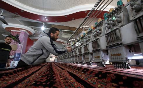 صورة لعامل فلسطيني يعمل في مصنع خياطة ينتج الثوب التراثي الفلسطيني "سوا"