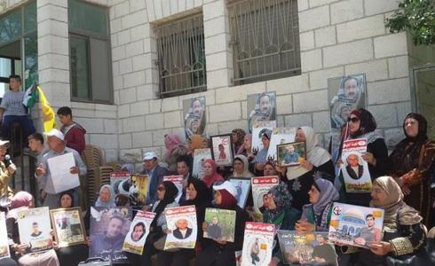 اعتصام أهالي الأسرى أمام الصليب الأحمر بالضفة الغربية - أرشيفية