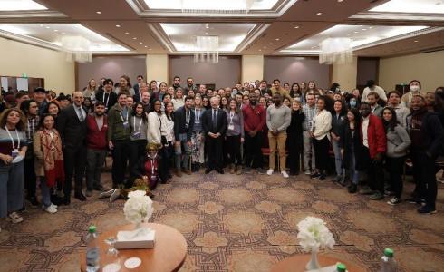 اشتية خلال لقائه 300 طالب من جامعة هارفارد برام الله