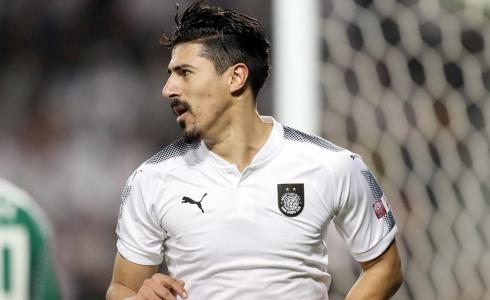 بغداد بونجاح لاعب السد القطري ومنتخب الجزائر.