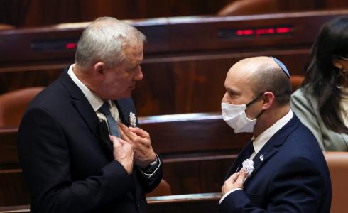 العلاقات متوترة بين بينيت وغانتس