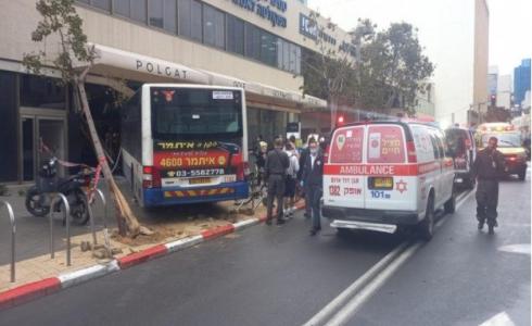 اصطدام حافلة بمحال تجارية