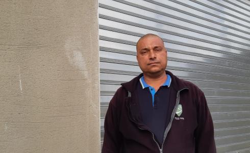 نمر حجيرات أمام منزله المهدد بالهدم