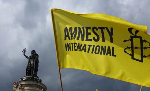 علم منظمة العفو الدولية "آمنستي"