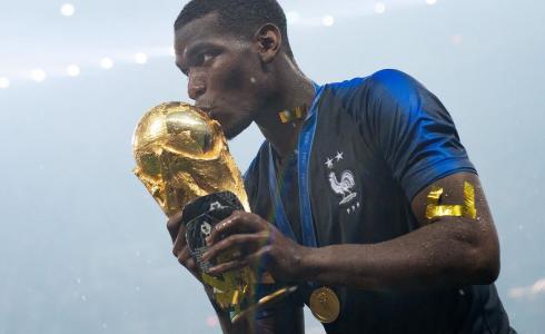 بول بوجبا لاعب مانشستر يونايتد والمنتخب الفرنسي.