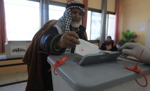 مواطن يدلي بصوته في الانتخابات المحلية