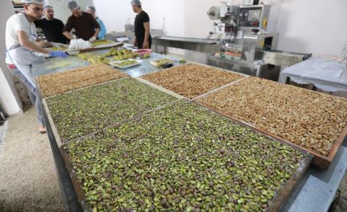 صنع حلوى "الحلقوم" في احد مصانع غزة