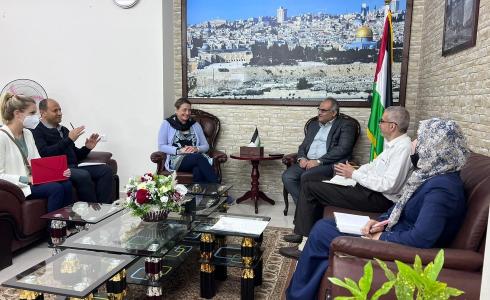 سرحان يلتقي منسقة الشؤون الإنسانية في الأمم المتحدة ويناقش معها تطورات الاعمار