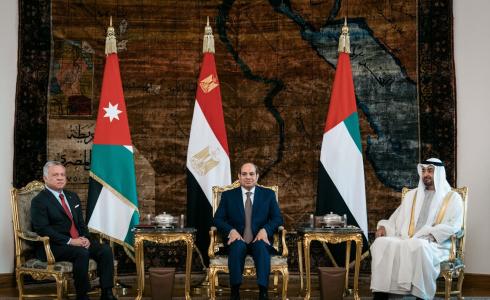 القادة الثلاثة في قمة القاهرة اليوم