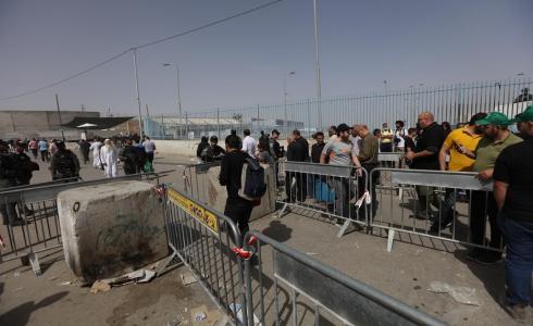 مواطنون يعبرون حاجز قلنديا باتجاه القدس لأداء صلاة الجمعة الاخيرة من شهر رمضان في المسجد الاقصى المبارك