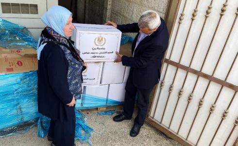مكتب الرئيس يوزع طرودًا غذائية في قلقيلية