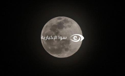 القمر الوردي يزين السماء في النصف من رمضان 2022