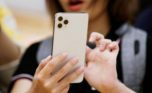 آبل تكشف عن ثغرة في هواتف آيفون