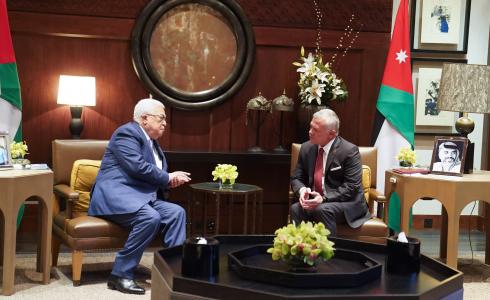 جانب من مراسم استقبال ملك الأردن عبدالله الثاني للرئيس الفلسطيني محمود عباس لدى وصوله قصر الحسينية