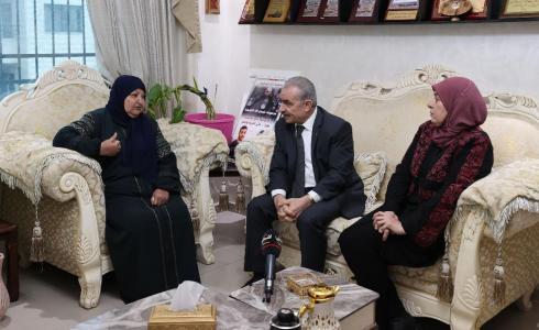 اشتية خلال مشاركته أم ناصر أبو حميد الإفطار