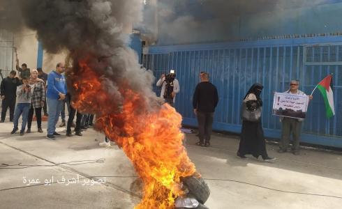 فلسطينيون يشعلون الاطارات المطاطية أمام مقر الأونروا في غزة