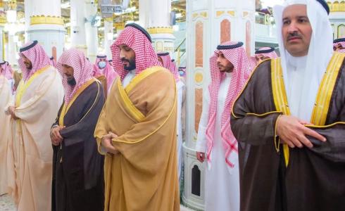 ولي العهد محمد بن سلمان يصلي في الروضة الشريفة