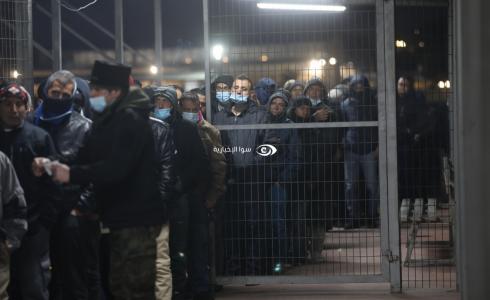 عمال فلسطينيون من غزة قبيل ذهابهم للعمل في إسرائيل