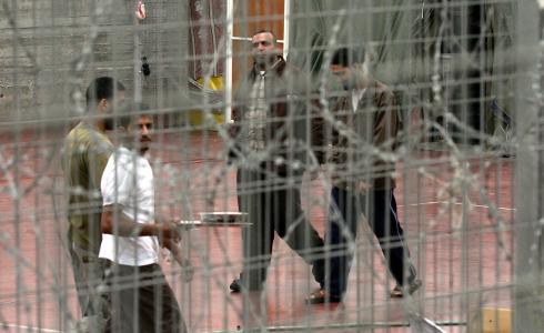 30 معتقلًا يواصلون إضرابهم عن الطعام لليوم السادس