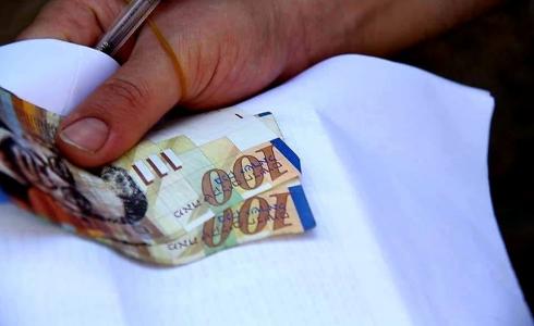 توزيع مساعدات نقدية على الأسر المتعففة في قطاع غزة